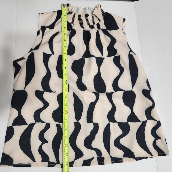 Chic Summer Elegance: Shirred High-Neck Striped Tank Top - Picture 5 of 7